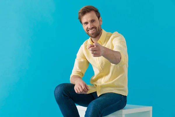Positive casual man pointing forward and laughing — Stok fotoğraf