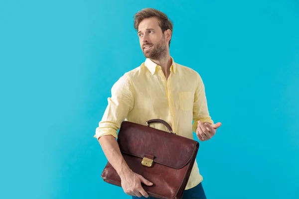 Симпатичный мужчина с портфелем и объясняющий — стоковое фото