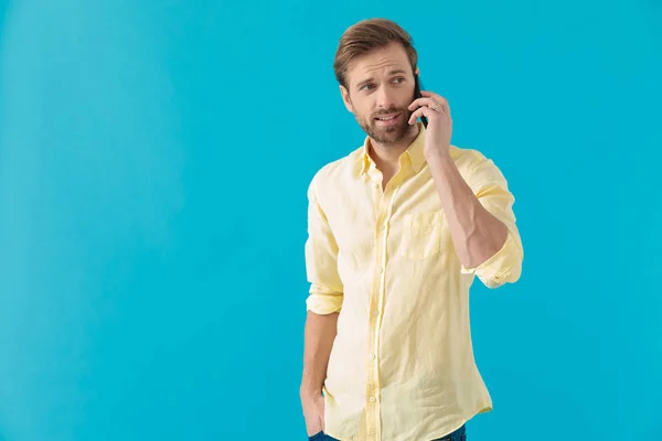 Selbstbewusster Gelegenheitsmann telefoniert — Stockfoto