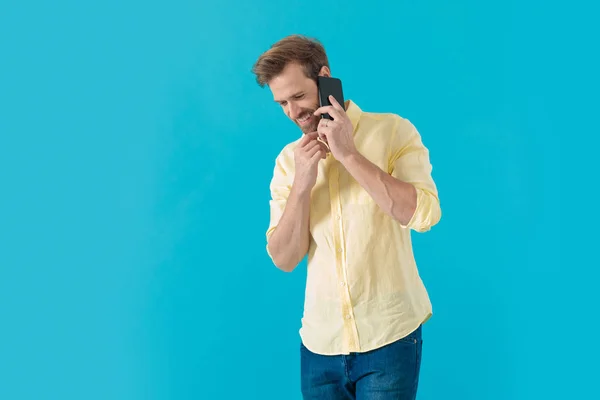 Hombre casual positivo hablando por su teléfono — Foto de Stock