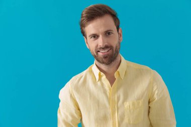 Neşeli sıradan bir adam gülümsüyor ve ileriye bakıyor., 