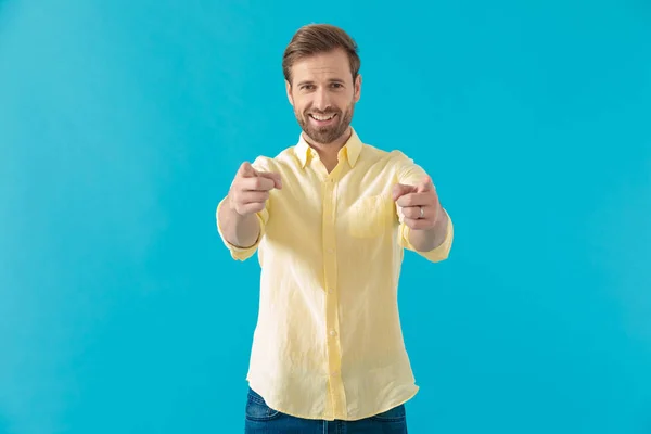 Alegre hombre casual señalando hacia adelante con ambas manos —  Fotos de Stock