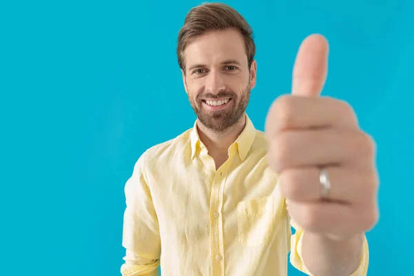 Alegre hombre casual dando un pulgar hacia arriba y sonriendo —  Fotos de Stock