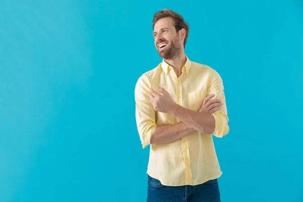 Vrolijke casual man lacht met zijn handen gekruist — Stockfoto