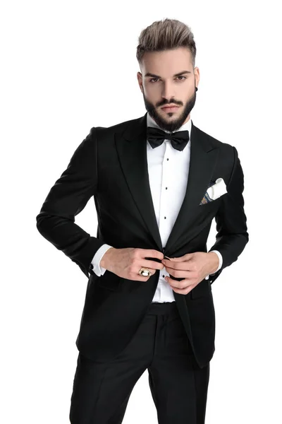 Businessman standing and closing jacket with class — Stockfoto