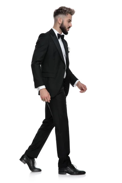 Businessman walking on his way serious — Stock Photo, Image