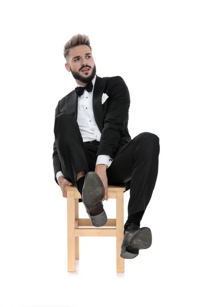 Hombre de negocios sentado y sujetándose fuerte a la silla —  Fotos de Stock