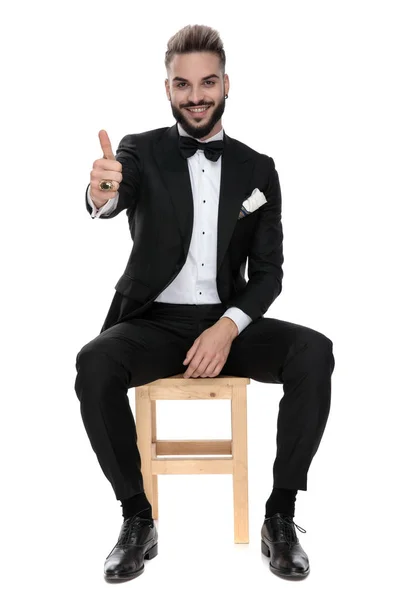 Zakenman zitten en het geven van een ok teken gelukkig — Stockfoto