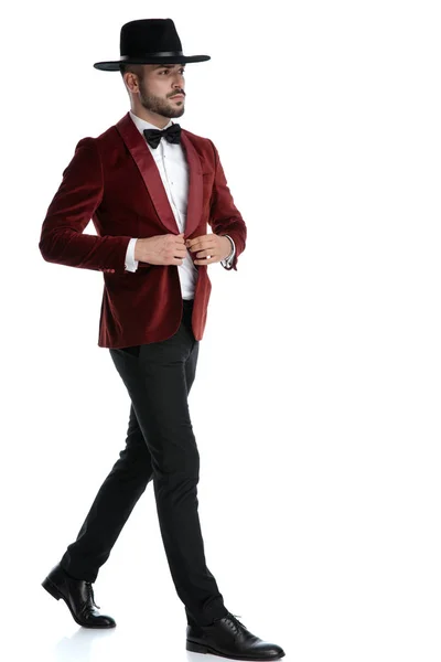 Confident young man in red velvet tuxedo walking — 图库照片