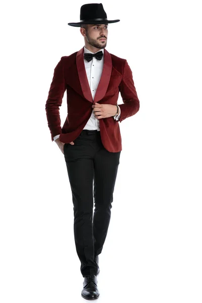 Elegante modelo joven en esmoquin de terciopelo rojo caminando — Foto de Stock