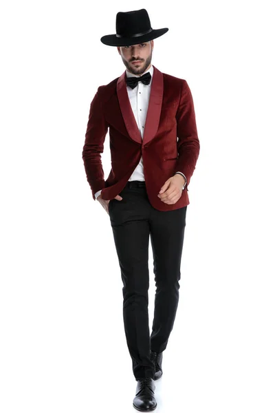 Elegante hombre de moda en esmoquin de terciopelo rojo con sombrero y caminar —  Fotos de Stock