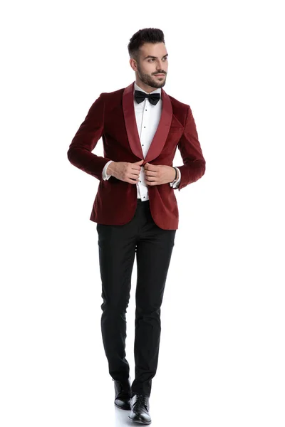 Homem de moda feliz ajustando casaco e sorrindo — Fotografia de Stock