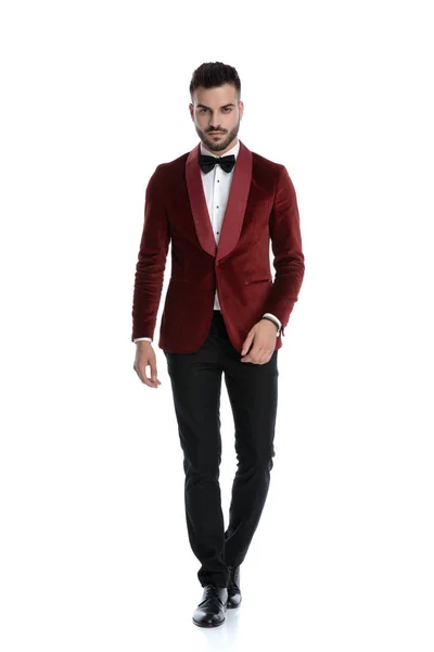 Cool fashion man in red velvet tuxedo walking — Stock Photo, Image