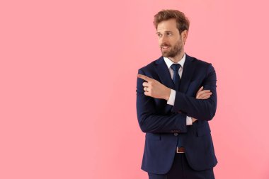 Pozitif iş adamı elini çapraz yapmış.