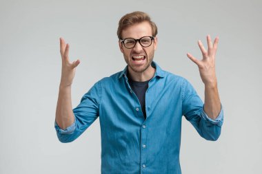 Hevesli genç adam çığlık atıyor ve zaferi kutluyor