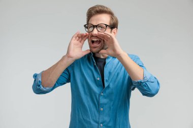 Öfkeli, genç, sıradan bir adam, el ele tutuşup bağırıyor.