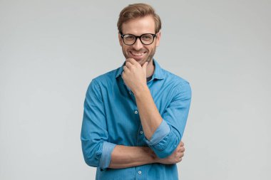 Mutlu sıradan bir adam. El ele tutuşup düşünüyor.