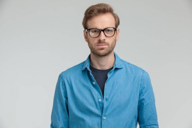 Gözlük takan ve somurtan genç manken.