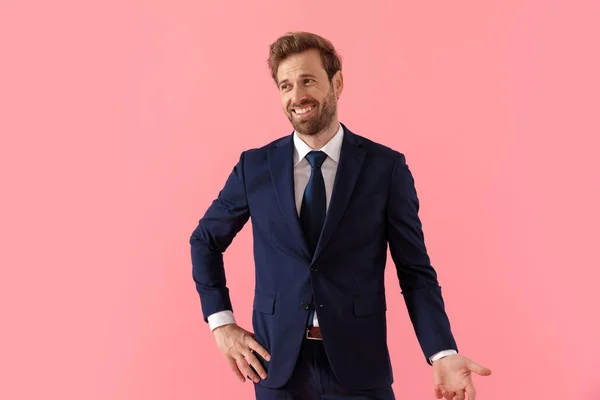 Hombre de negocios alegre riendo con la mano en la cintura —  Fotos de Stock