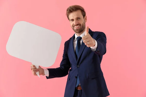 Позитивний бізнесмен тримає мовну бульбашку жестикулюючи добре — стокове фото