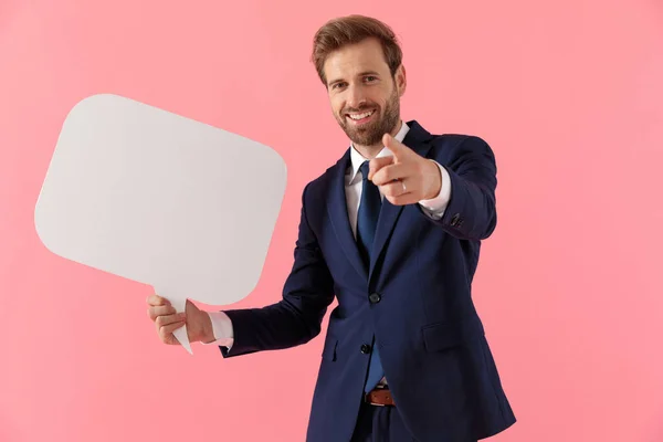 Hombre de negocios alegre sosteniendo una burbuja del discurso y señalando para la guerra —  Fotos de Stock