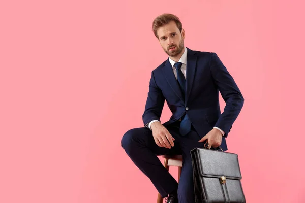 Uomo d'affari sconvolto in possesso di una valigetta e in attesa — Foto Stock