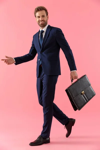 Allegro uomo d'affari che ride e tiene in mano una valigetta — Foto Stock