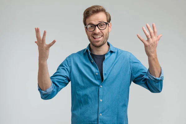 Opgewonden jong casual guy houden armen in de lucht en vieren — Stockfoto