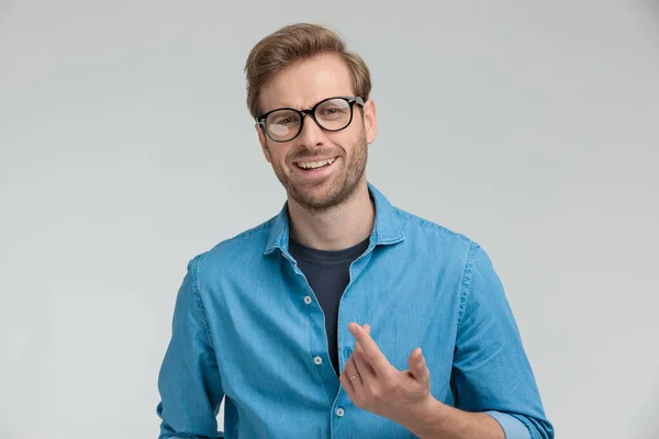 Opgewonden jong casual guy lachen en gesticulating — Stockfoto