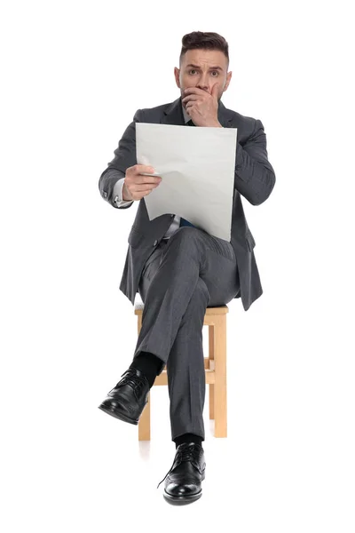 Geschokt jonge zakenman lezen krant — Stockfoto
