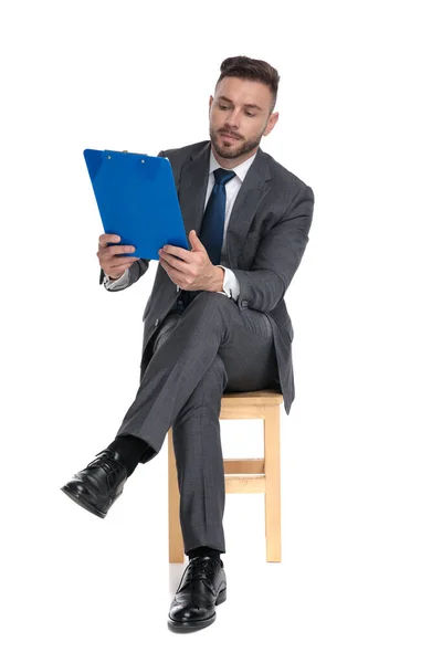 Jovem homem de negócios elegante leitura da área de transferência — Fotografia de Stock