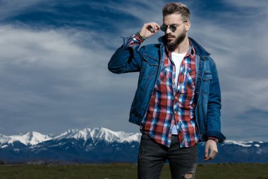Dramatik adam güneş gözlüğünü çıkarıyor. 