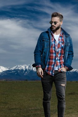 Meraklı genç adam, başka tarafa bakıyor.