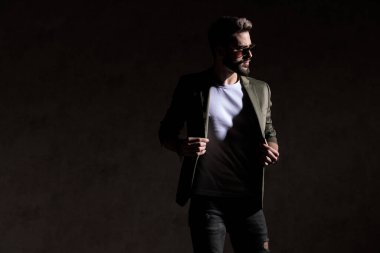 Moda pozu veren havalı manken.