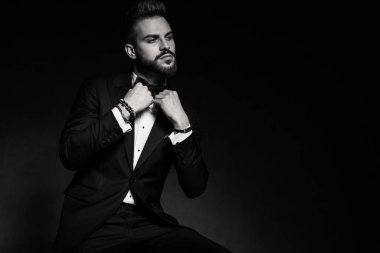 İş adamı oturuyor ve papyon takıyor.