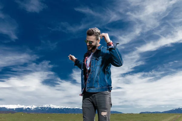 Homem positivo celebrando e dançando — Fotografia de Stock