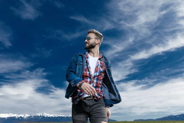 Cool joven riendo y mirando hacia otro lado —  Fotos de Stock