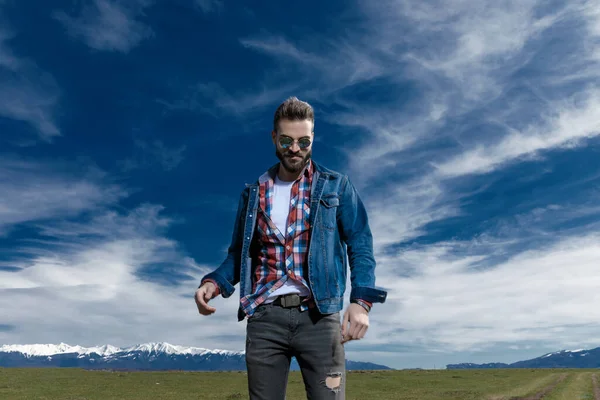 Расслабленная модель, улыбающаяся в джинсовой куртке — стоковое фото