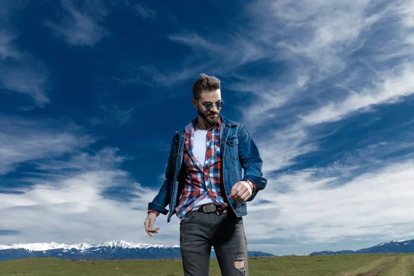 Thoughtful man looking at his hand — Stock Photo, Image