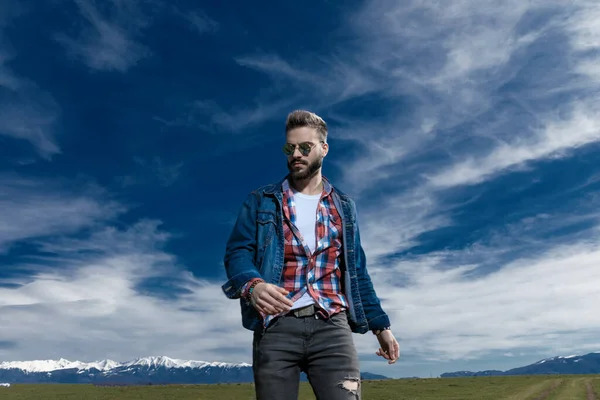 Homem determinado olhando para longe enquanto vestindo jaqueta de jeans — Fotografia de Stock