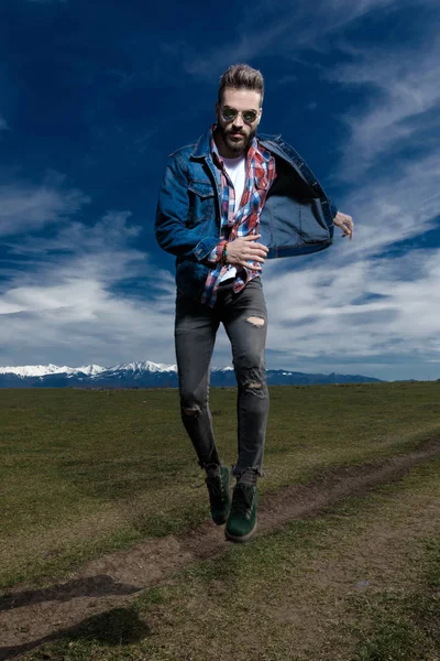 Joven confiado corriendo y saltando — Foto de Stock