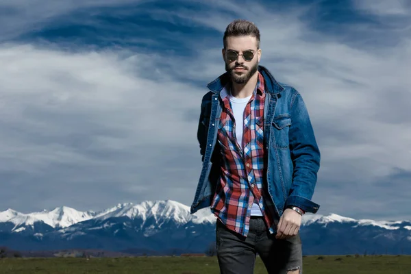 Stoere man kijkt vooruit terwijl het dragen van jeans jas — Stockfoto