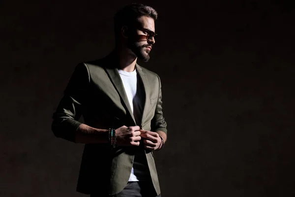 Zelfverzekerde cool guy aanpassen jas in een mode licht — Stockfoto