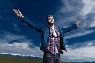 Genç manken kolları açık barışı işaret ediyor.