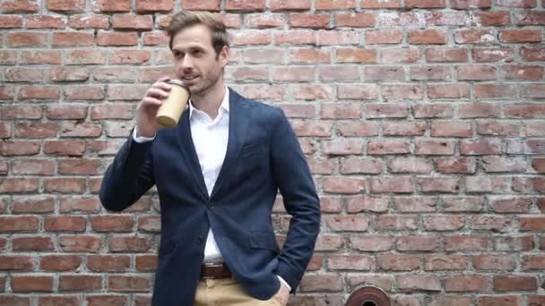 Счастливый умный случайный человек, наслаждающийся утренним кофе на улице — стоковое видео