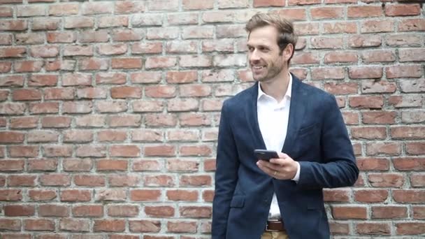 Young smart casual man checking his email on his smartphone — Stock Video