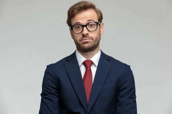 Businessman standing and looking at camera surprised — Stock fotografie