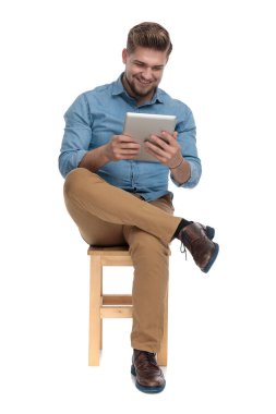 Gülümseyen ve hesabını tutan mutlu genç adam.