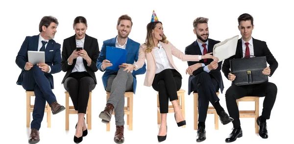 Equipo de 6 empresarios felices celebrando cumpleaños y celebrando bri — Foto de Stock