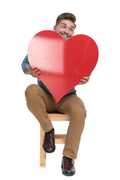 Enthusiastic casual man holding big red heart — Zdjęcie stockowe